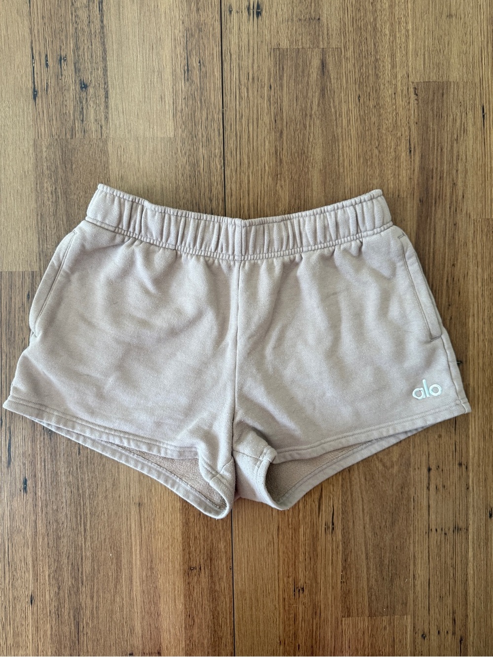 ALO Yoga Accolade Tan Lounge Shorts